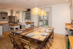 5 Bed Corporate House in Redland FREE 5-Car Parking & King Twin Rooms 3 Bathrooms Mon-Fri Stays