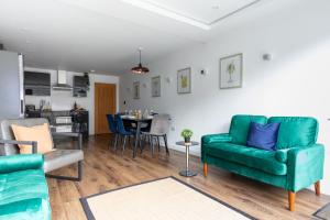 Spacious 4 Bed 3 Bath with Parking in Worthing