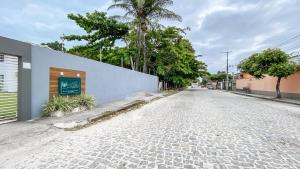 Apartamento 2Q no condomínio Vila Tropical, a uma quadra da Barraca do Gaúcho, cond. com piscina, área gourmet e parquinho infantil