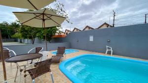 Apartamento 2Q no condomínio Vila Tropical, a uma quadra da Barraca do Gaúcho, cond. com piscina, área gourmet e parquinho infantil