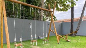 Apartamento 2Q no condomínio Vila Tropical, a uma quadra da Barraca do Gaúcho, cond. com piscina, área gourmet e parquinho infantil