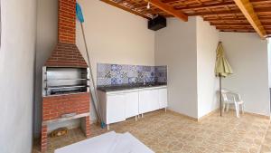 Apartamento 2Q no condomínio Vila Tropical, a uma quadra da Barraca do Gaúcho, cond. com piscina, área gourmet e parquinho infantil