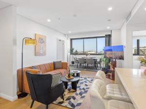 Modern 2BR - City Views & Pool & Free Parking