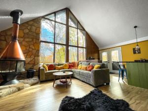 Chalet w Hot Tub Fireplace Grill FirePit & Wifi