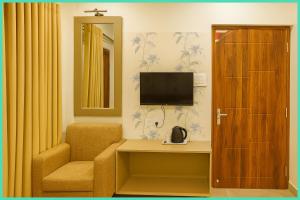 Hotel Stay Madahava Palace Near Shree kashi Vishwanath Temple - Free Wi-Fi- And Room Service Facilities - Fully Air Conditioning Rooms - Premium Hotel In Varanasi