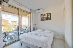 Lovely 1BR flat with terrace and parking 15 mn to the beach