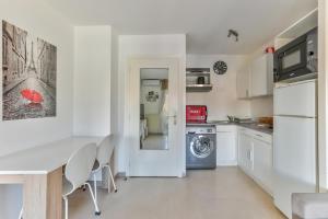 Lovely 1BR flat with terrace and parking 15 mn to the beach