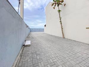 Casa duplex com 3 quartos, sendo 2 suítes a aproximadamente 1200m da praia de Taperapuã, condomínio com vista espetacular para o mar.