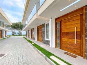 Casa duplex com 3 quartos, sendo 2 suítes a aproximadamente 1200m da praia de Taperapuã, condomínio com vista espetacular para o mar.