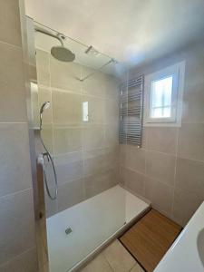 GRICARD Villa T5 avec piscine vue panoramique sur les collines de Grimaud et aperçu mer