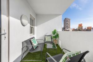 Stone Street - Stylish Central Flat With Balcony
