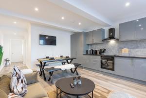 Stone Apartment 2 Balcony 2 En-Suite Central