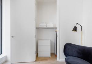 Awesome Sunny Studio! Best Location!