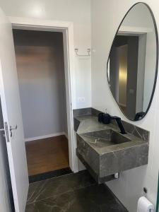 Quarto Em Sobrado - Banheiro INDIVIDUAL, Garagem Coberta e TV com streamings