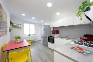 House Sabrina Aurelio