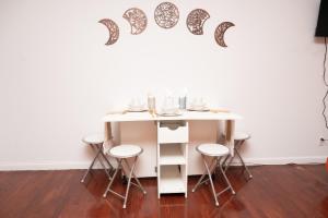 West Village Escape - Steps from Subway Cafes