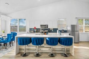 Beautiful 5BR 4 baths Themed home near Disney and Universal, Private Pool, Gameroom, baby Crib and more