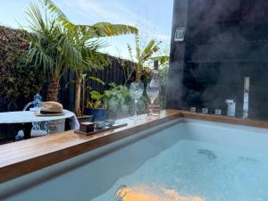 The Cabana Luxury Award Winning Tiny Home with Hot Tub and Private Garden 2 mins Walk to Ryde Beach