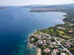 Residence with swimming pool in Costa Serena just 700 mt from the sea