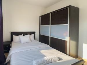 2BR Townhouse, Bath, backyard-822