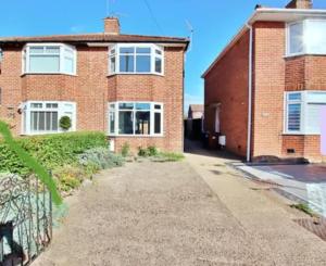 Brand New 3 Bedroom House with Parking and Garden near Elstree Studios