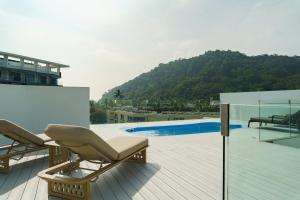 2BR Penthouse with Private Pool Rooftop Absolute Twin Sands 5404