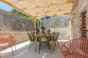 Casa Karinea - Serene Stone House Retreat