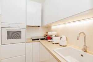 Paris 7 Quiet courtyard Walk to Eiffel Tower