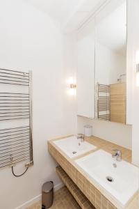 Paris 7 Quiet courtyard Walk to Eiffel Tower