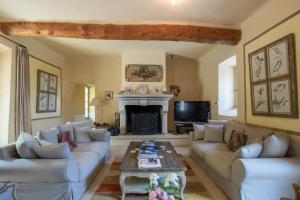 Château Les Trois Tours Castle for rent with pool and tennis court