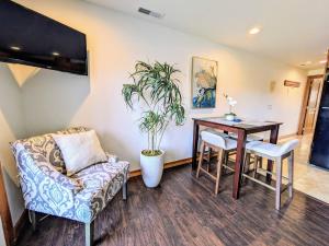 Downtown Retreat Walkable, LAKE & Mountain VIEWS