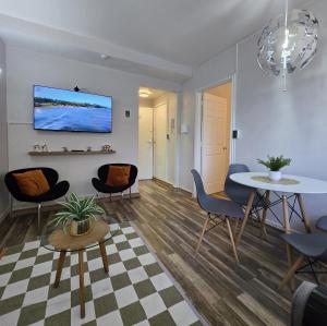 Departamento primera línea frente al casino.