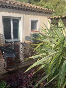 LE BRUSC studio 100 mètres plage du Cros au calme