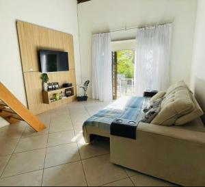 CASA NO CENTRO DE BOMBINHAS COM PISCINA E QUINTAL PRIVATIVO com vista para mata