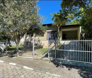 CASA NO CENTRO DE BOMBINHAS COM PISCINA E QUINTAL PRIVATIVO com vista para mata