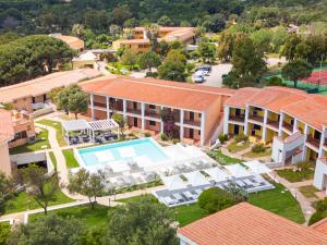 ISA - Residence with swimming pool in Costa Serena just 700 mt from the sea