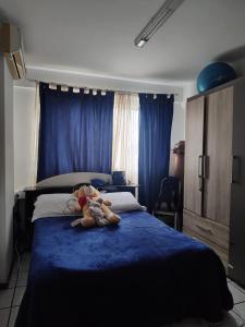 Apartamento 150 metros da roda gigante barra Norte Balneário Camboriú 1 quarto acomoda até 5 pessoas duas camas sofás na sala bem confortáveis 1 vaga de garagem privada todo mobiliado