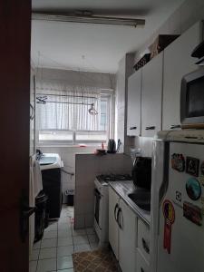 Apartamento 150 metros da roda gigante barra Norte Balneário Camboriú 1 quarto acomoda até 5 pessoas duas camas sofás na sala bem confortáveis 1 vaga de garagem privada todo mobiliado