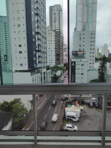 Apartamento 150 metros da roda gigante barra Norte Balneário Camboriú 1 quarto acomoda até 5 pessoas duas camas sofás na sala bem confortáveis 1 vaga de garagem privada todo mobiliado