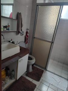 Apartamento 150 metros da roda gigante barra Norte Balneário Camboriú 1 quarto acomoda até 5 pessoas duas camas sofás na sala bem confortáveis 1 vaga de garagem privada todo mobiliado