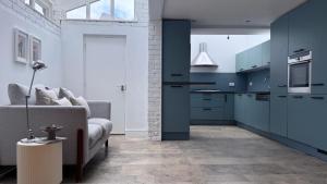 Spacious 4BR Victorian Property w Outdoor Terrace