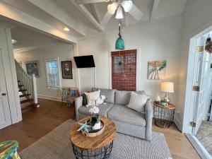 Seaport Serenity Cottage - Quiet and Quaint