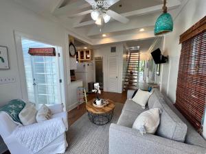 Seaport Serenity Cottage - Quiet and Quaint