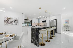 Remodeled Close to Beach With Private Pool