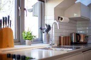 Stylish and Modern Flat with Free Parking - Pass the Keys