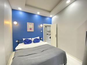 Modern 1BR Flat with Balcony — 1 Min to Istiklal