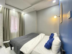 Modern 1BR Flat with Balcony — 1 Min to Istiklal