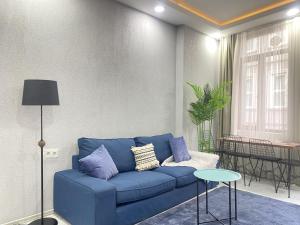 Modern 1BR Flat with Balcony — 1 Min to Istiklal