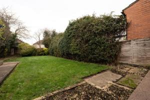 Spacious four bedroom Home with Parking Family Friendly