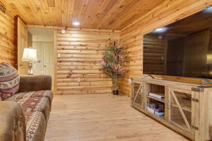 Hike, Golf and Explore Pet-Friendly Apt in Etowah